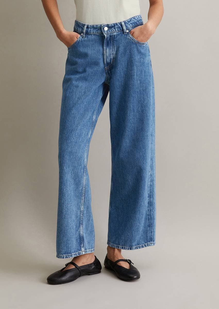 Women's wide-leg jeans in medium blue, front view